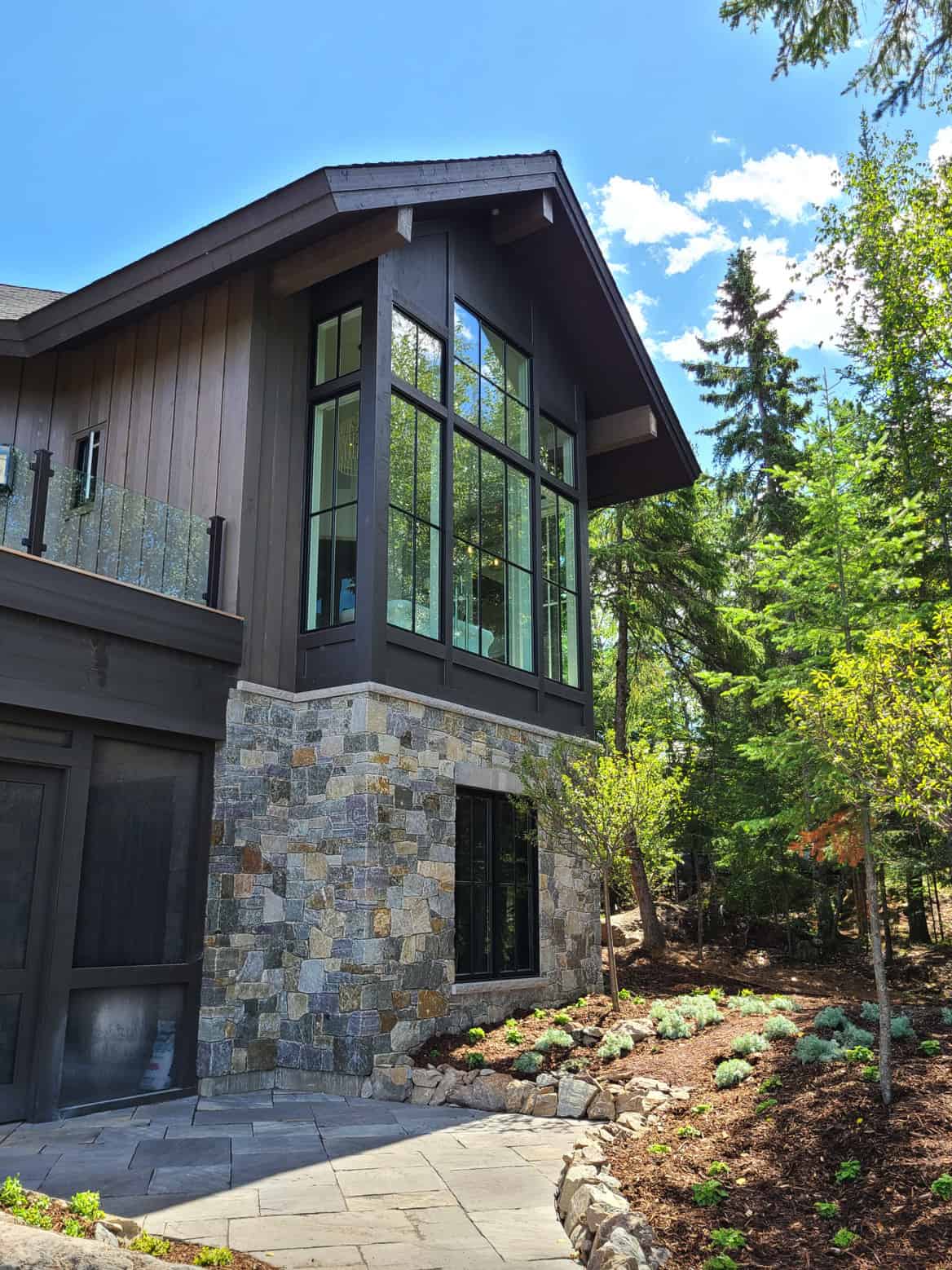 mountain-modern-style-home-exterior