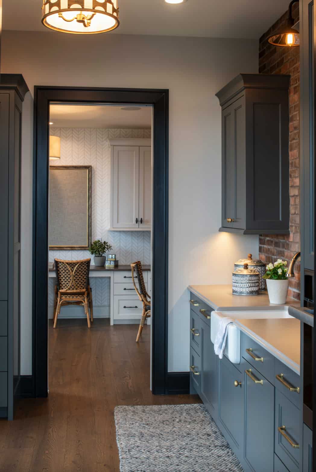 rustic-modern-kitchen-pantry