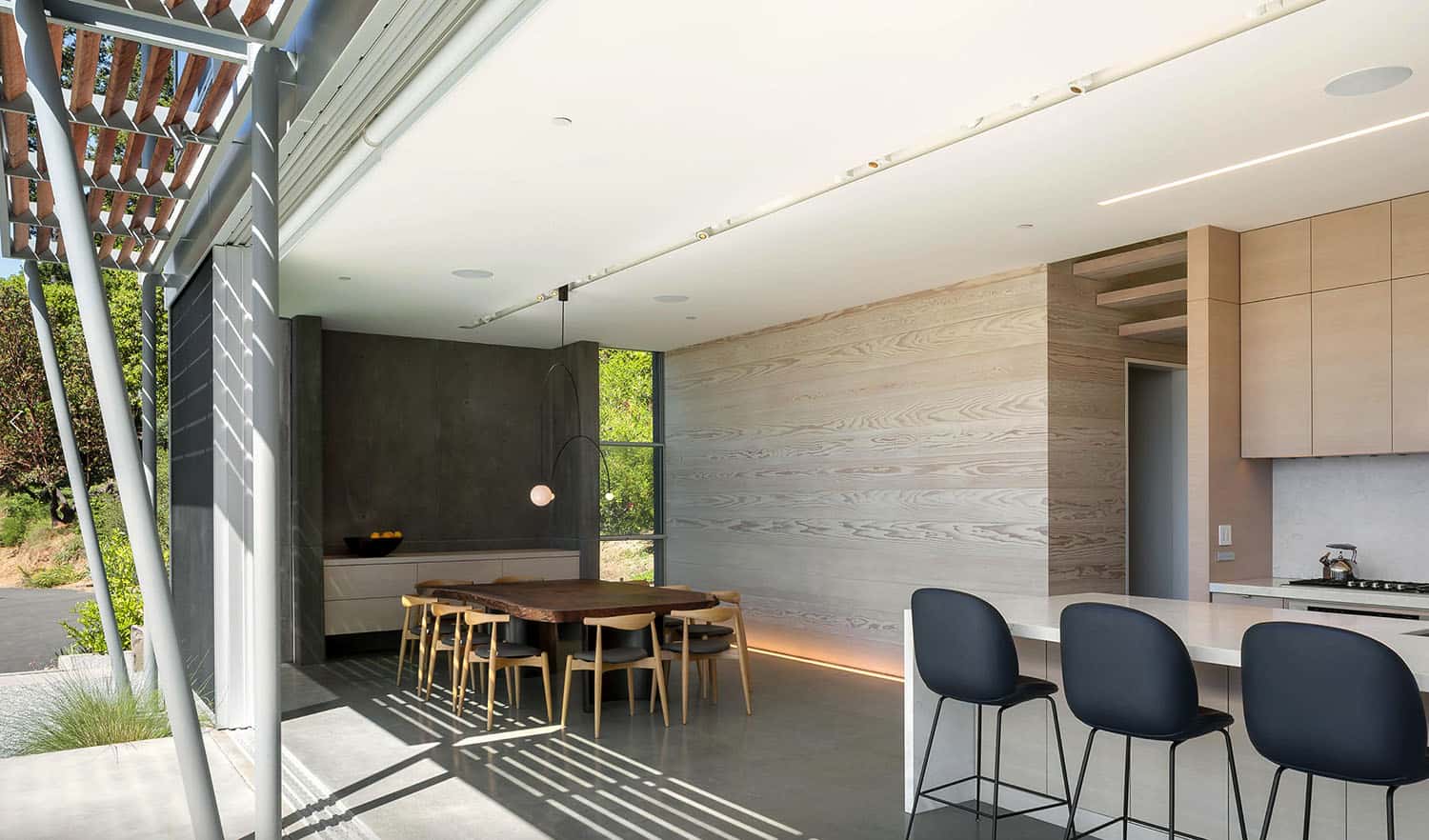 modern-glass-cabin-great-room
