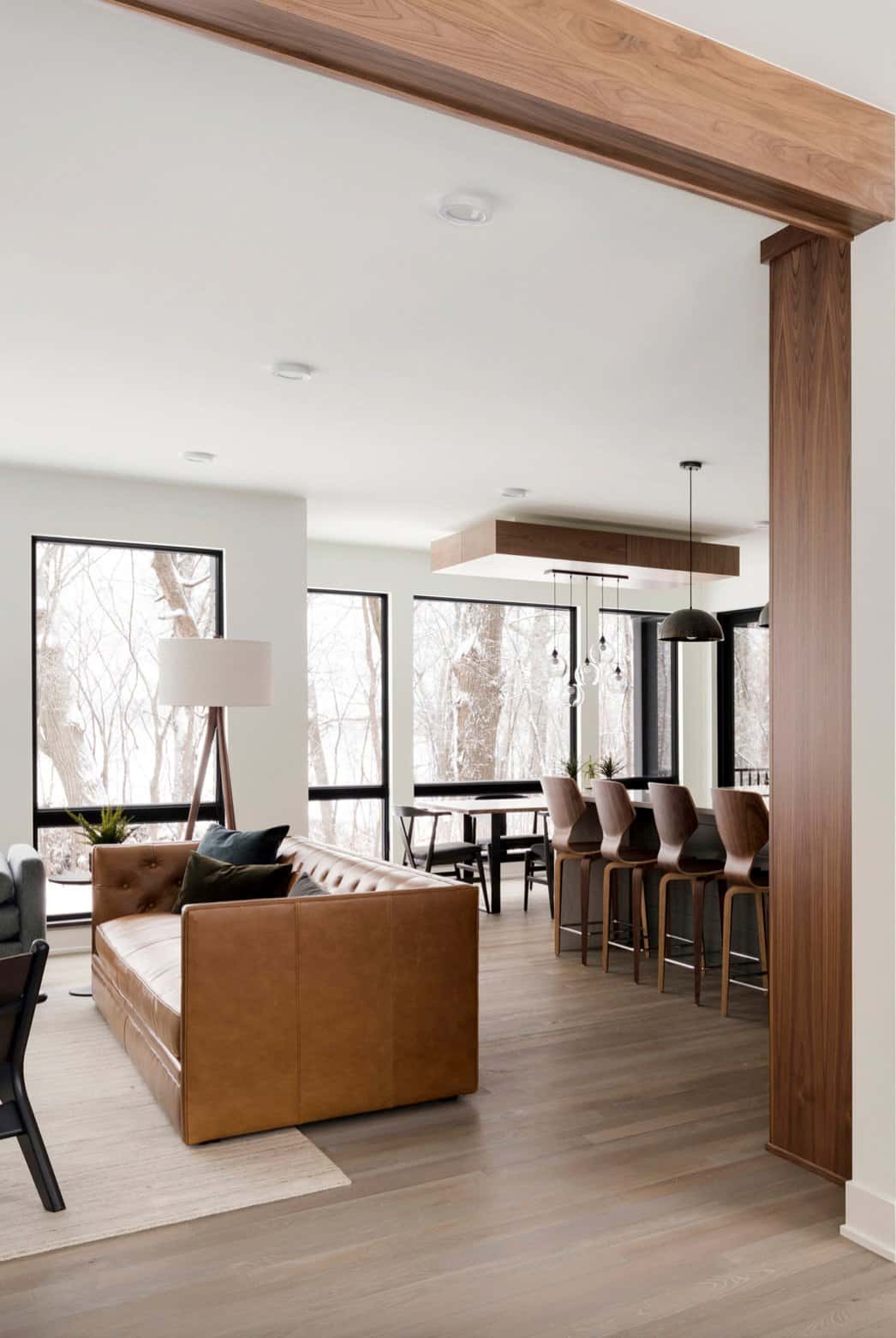 sustainable-mountain-modern-home-great-room-and-foyer