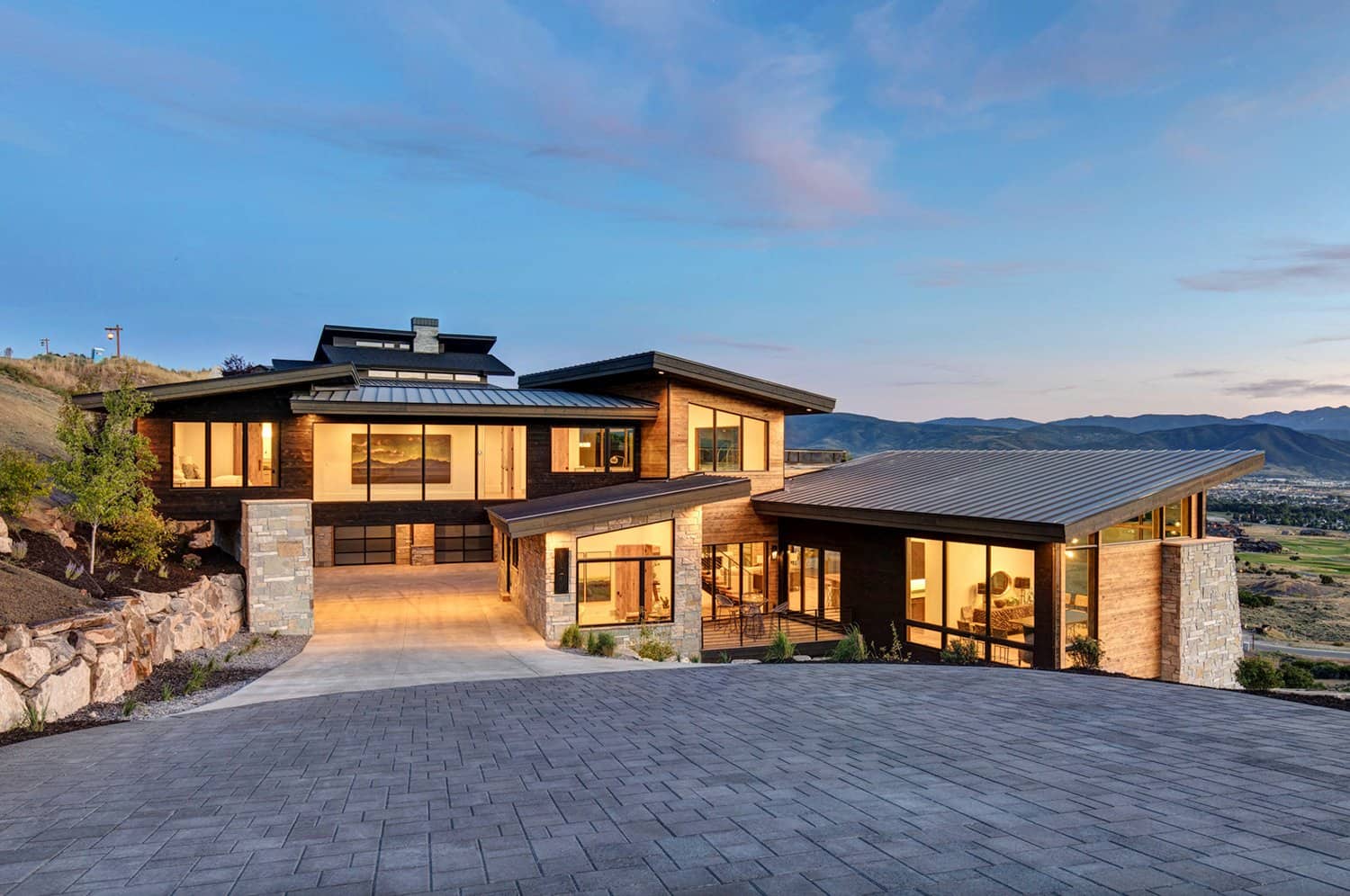 modern-cliffside-retreat-exterior