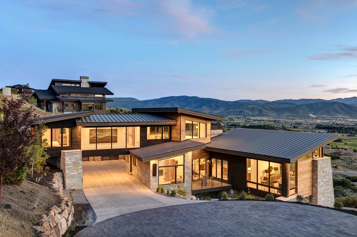 modern-cliffside-retreat-exterior-at-dusk
