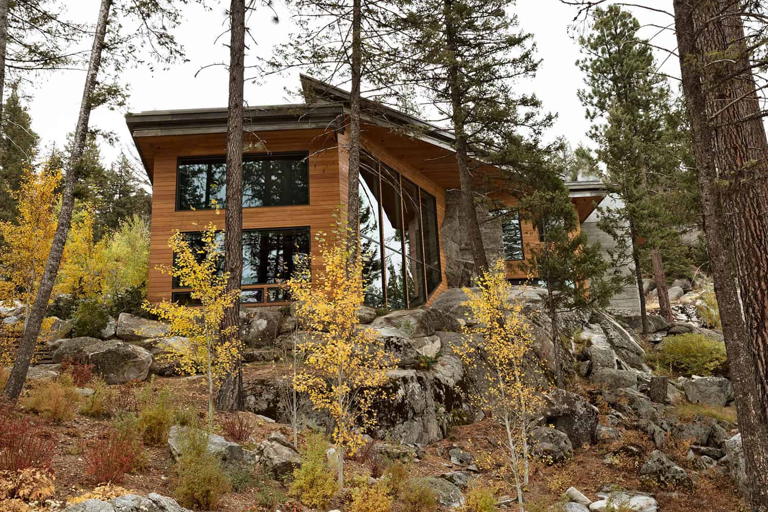 modern-lake-house-exterior