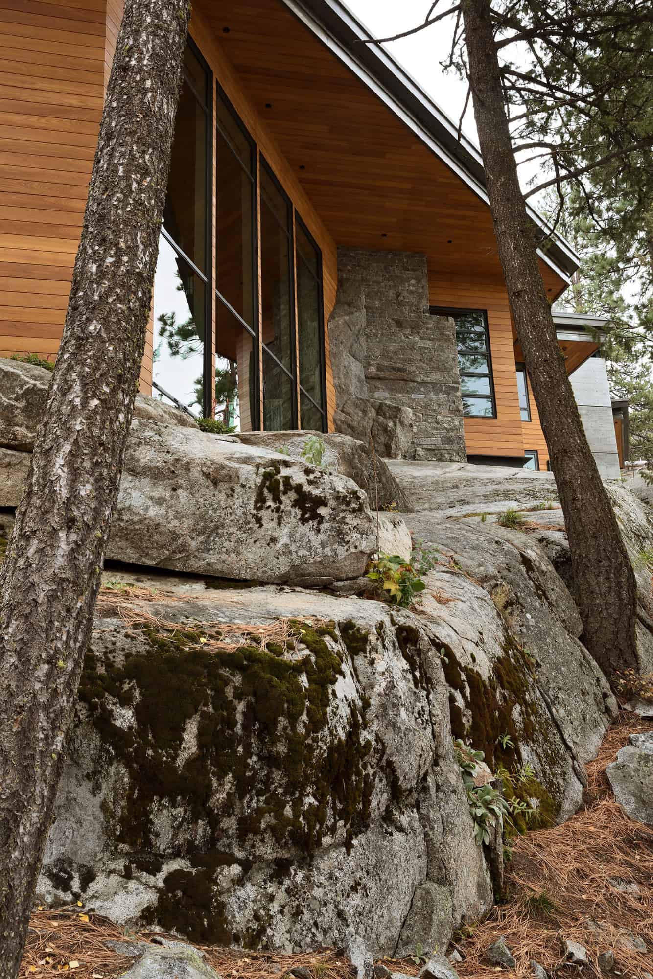 modern-lake-house-exterior