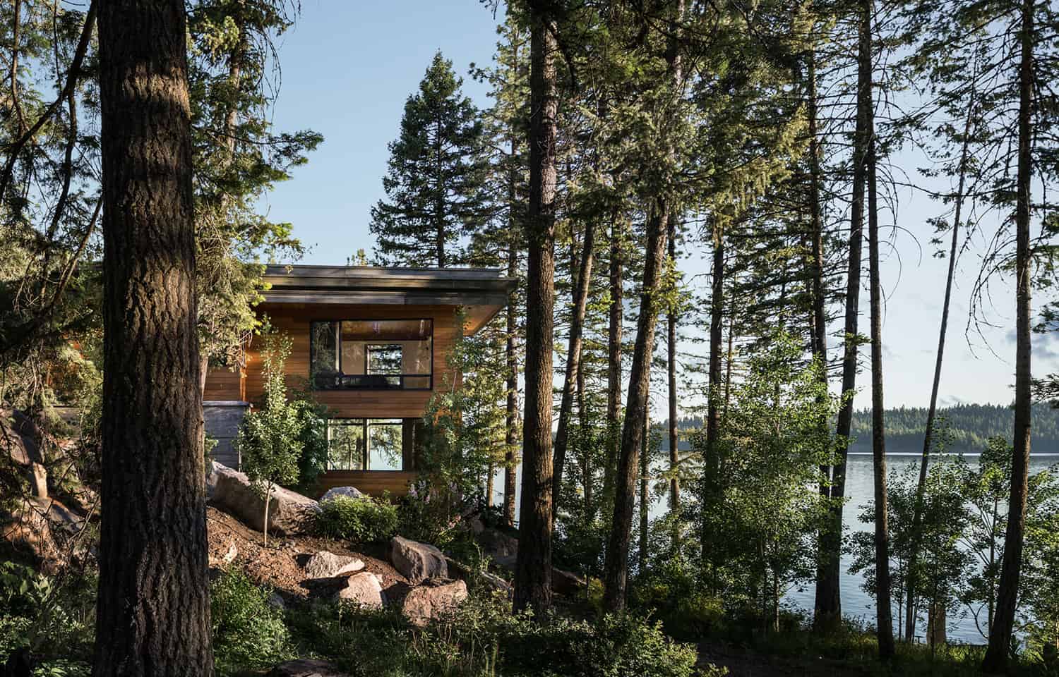 modern-lake-house-exterior