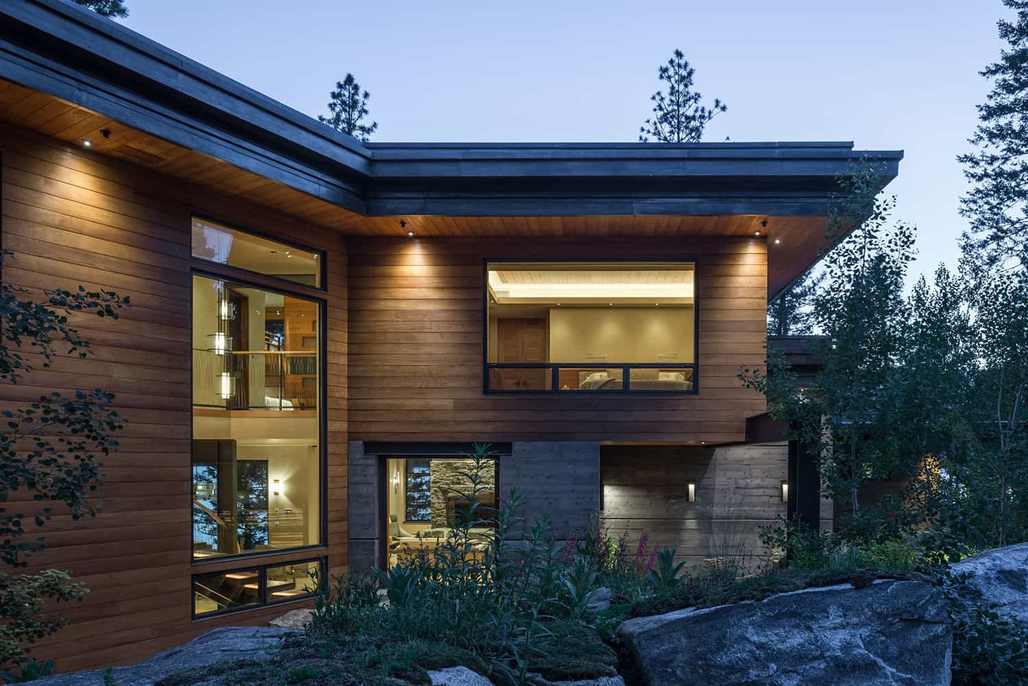 modern-lake-house-exterior-dusk