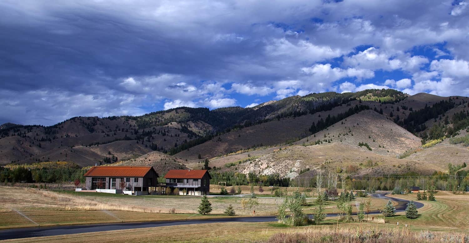 mountain-modern-farmhouse-exterior