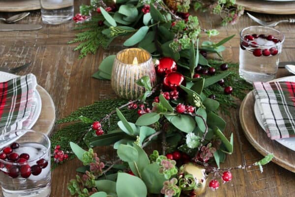 pretty-christmas-table-setting-with-garland-centerpiece