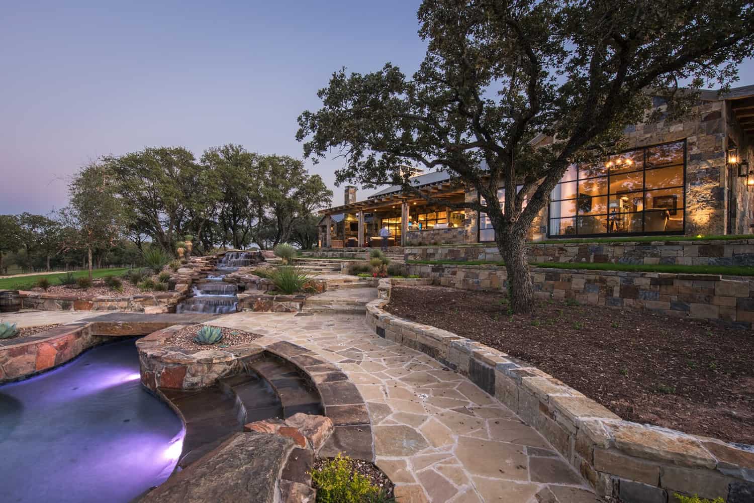 rustic-ranch-house-pool