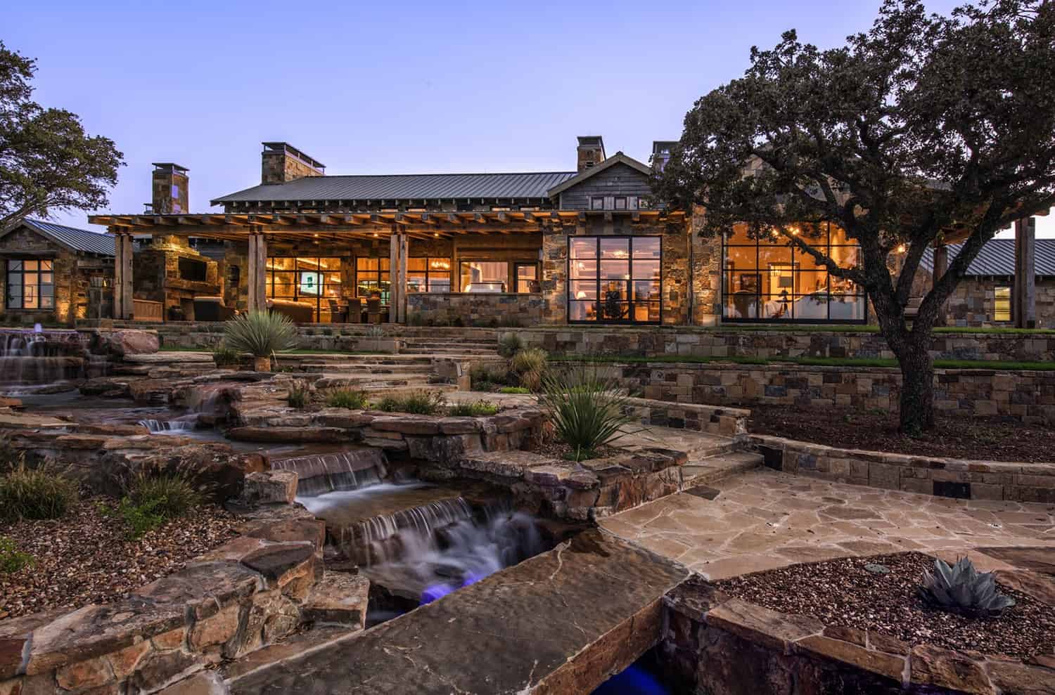 rustic-ranch-house-pool