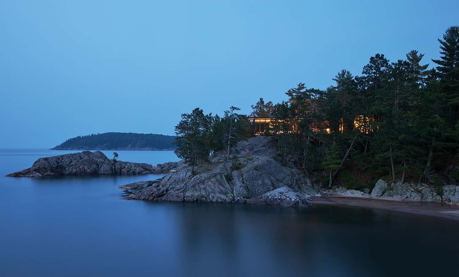 modern-lake-house-exterior