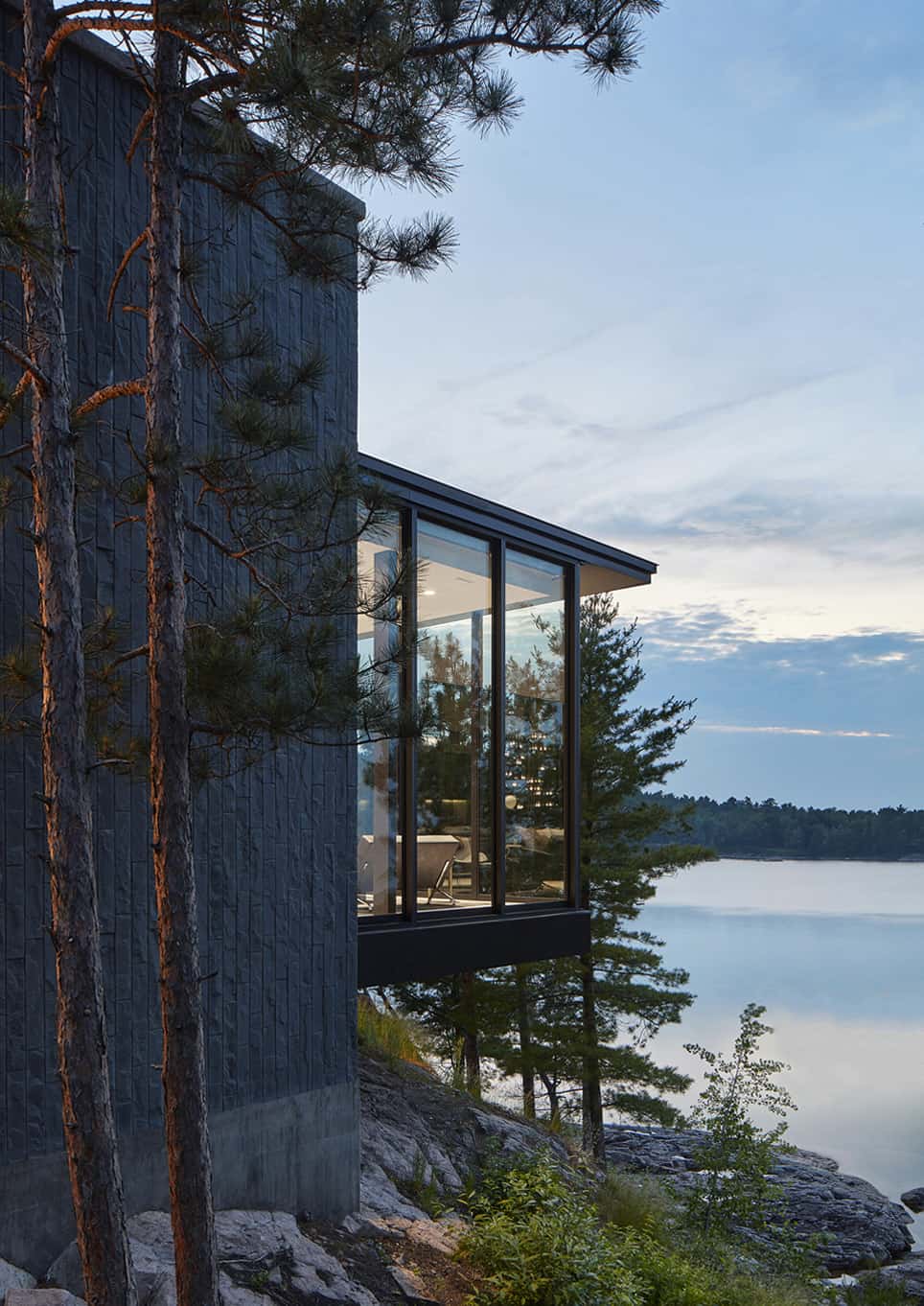 modern-lake-house-exterior
