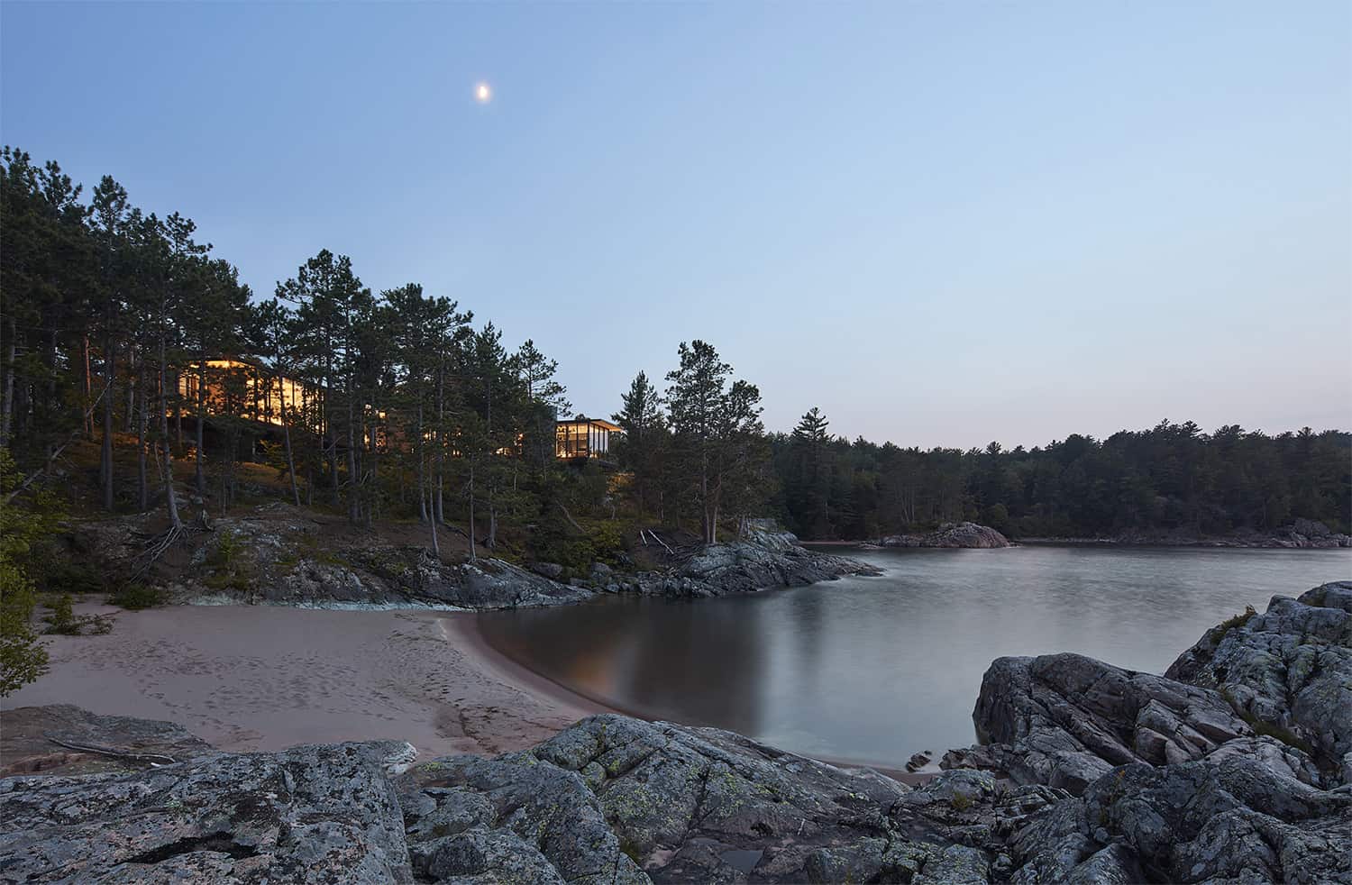 modern-lake-house-exterior