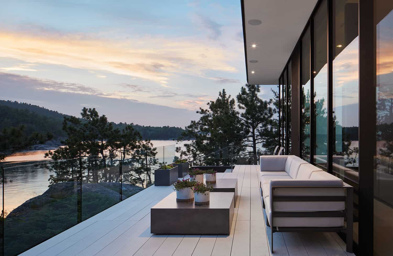 modern-weekend-retreat-deck