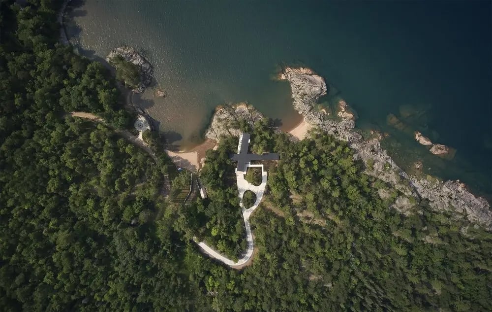 modern-weekend-retreat-exterior-aerial-view