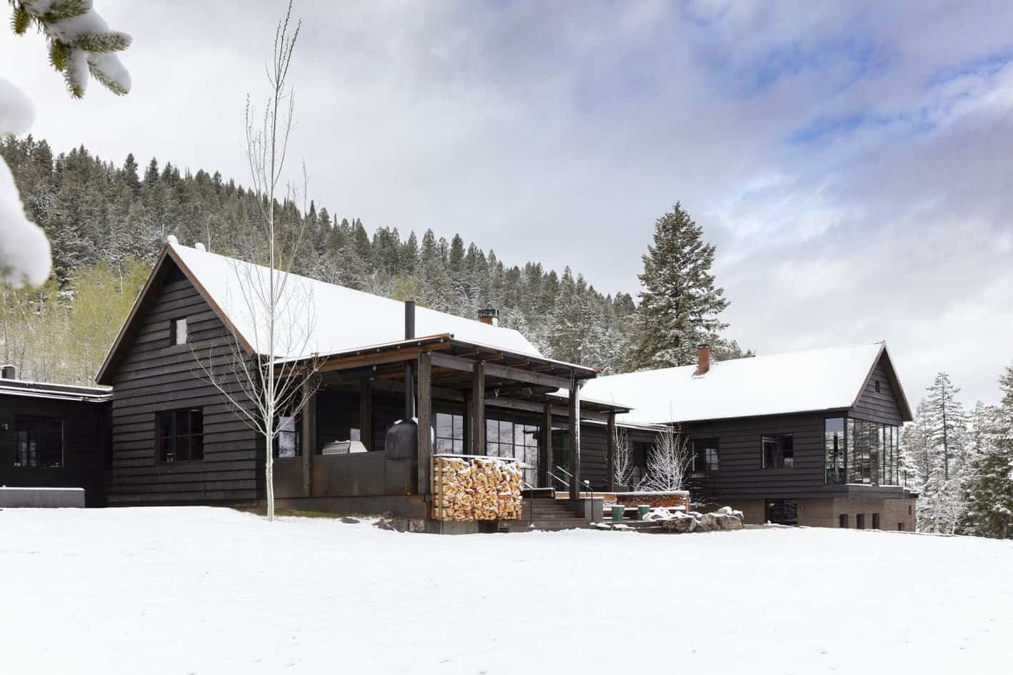 modern-mountain-cabin-exterior-with-snow