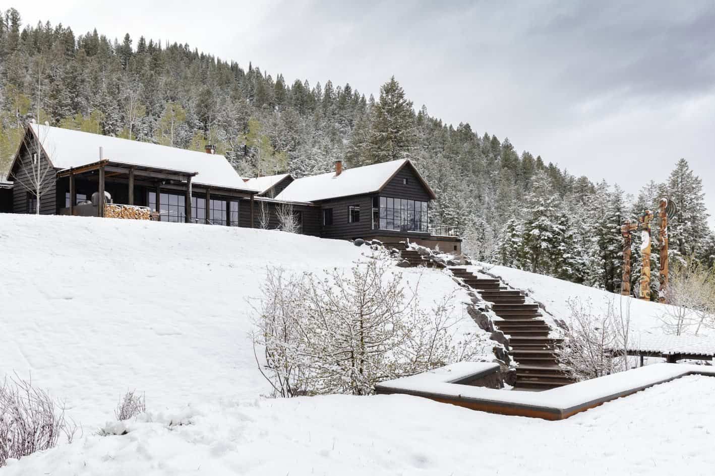 modern-mountain-cabin-exterior-with-snow