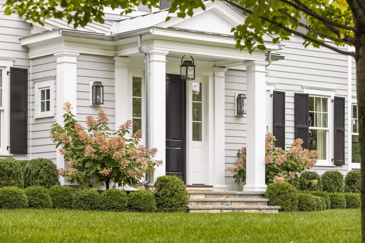 colonial-style-home-entry