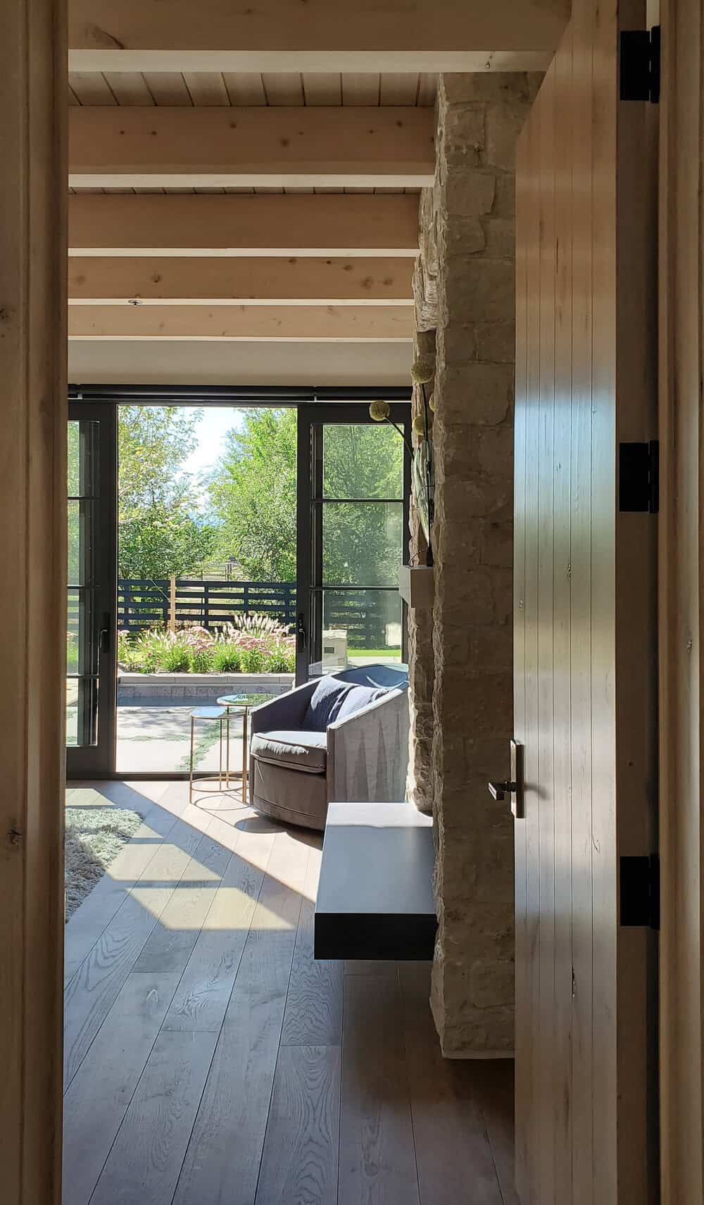 contemporary-bedroom-entry
