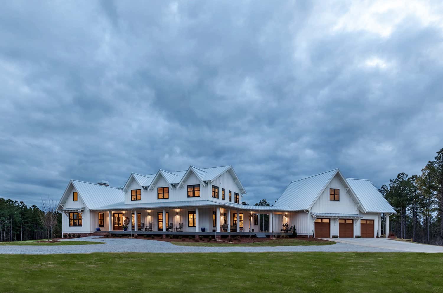 modern-farmhouse-home-exterior-dusk
