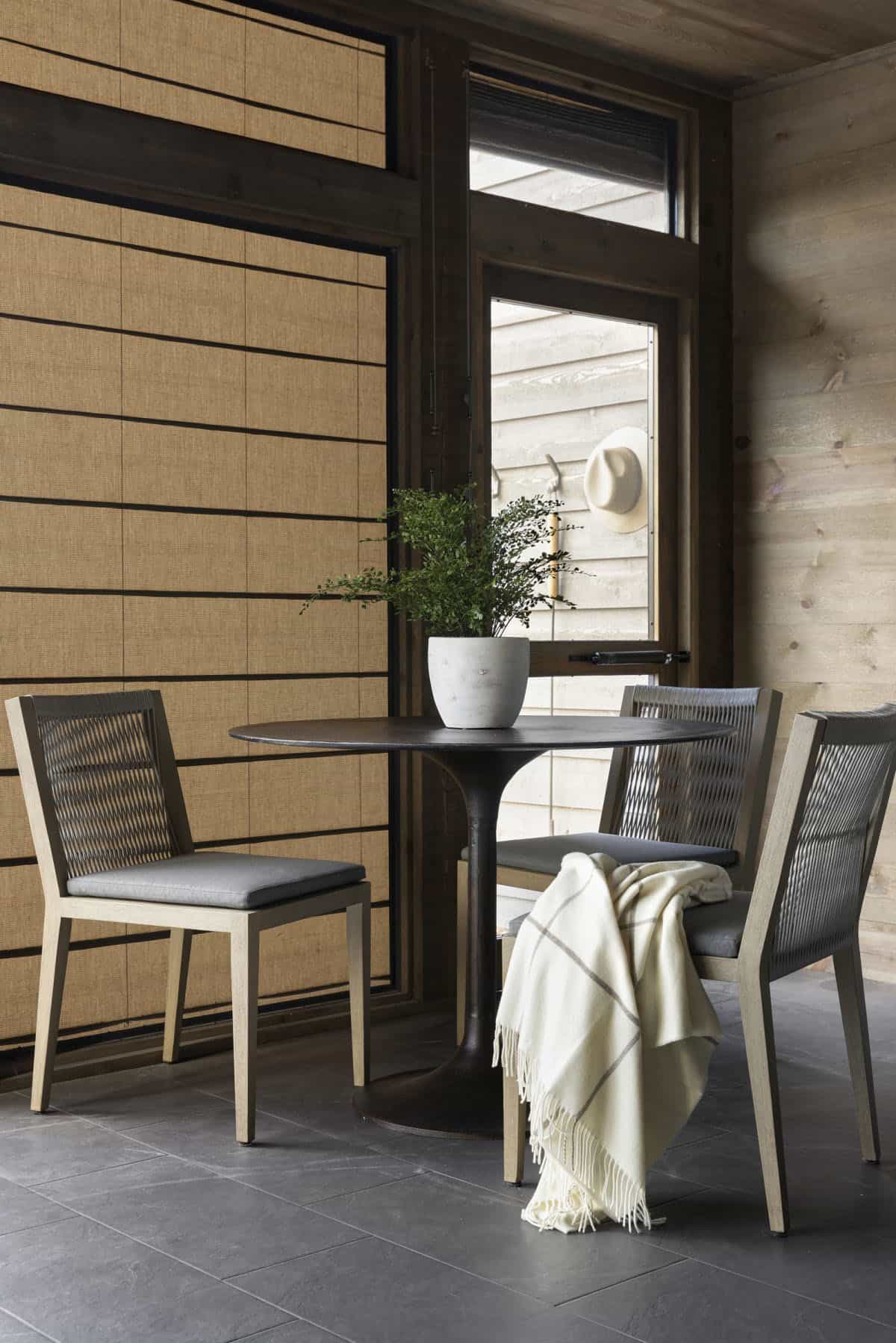 rustic-breakfast-nook