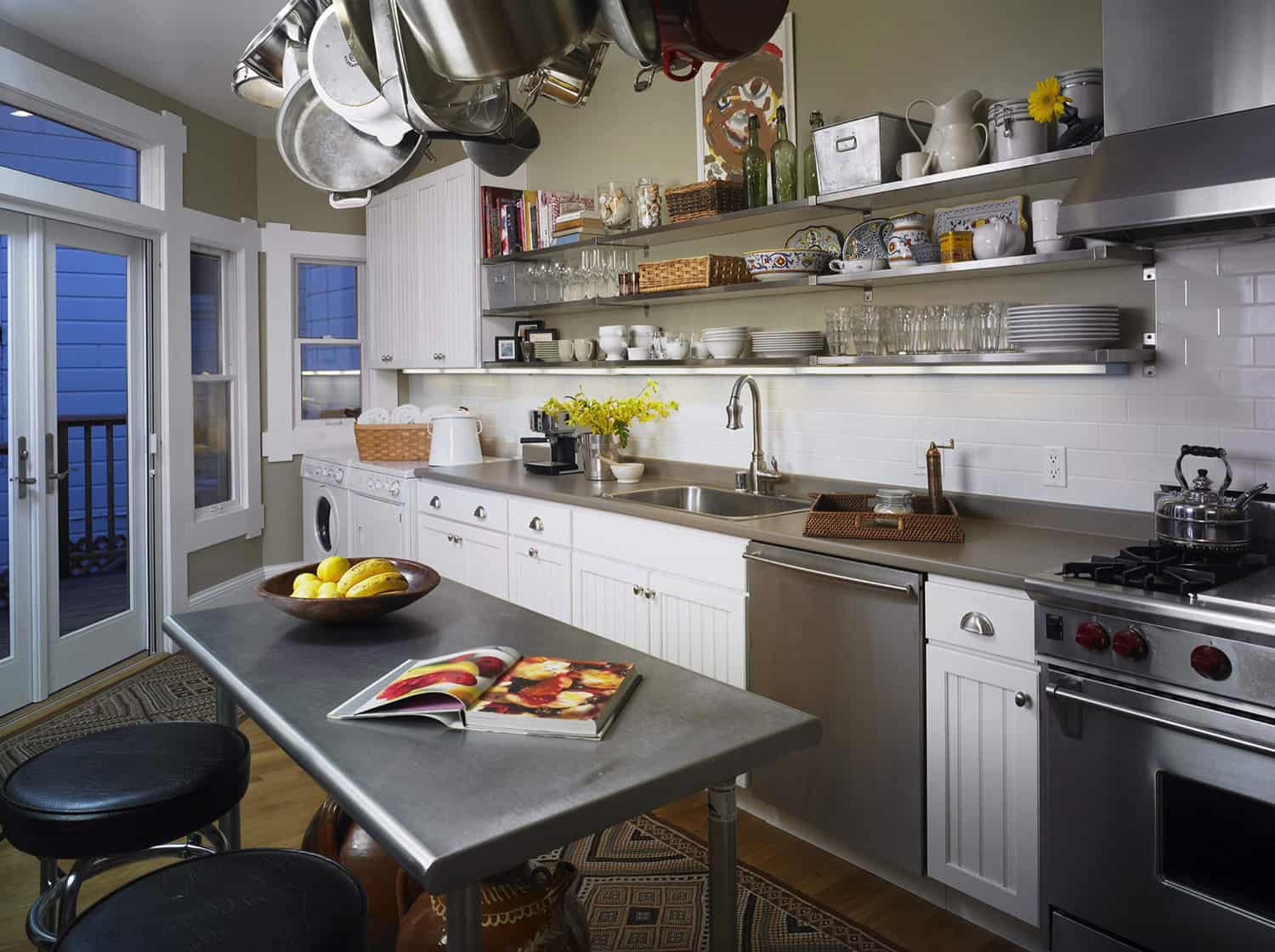 transitional-style-apartment-kitchen