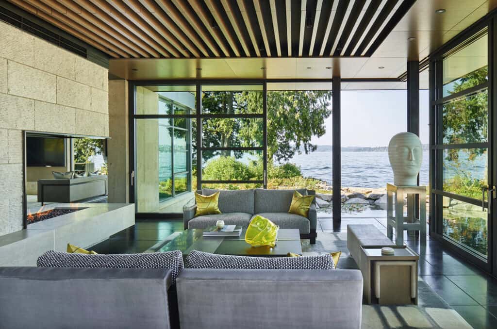 An amazing lake house in Washington connects to its natural environment