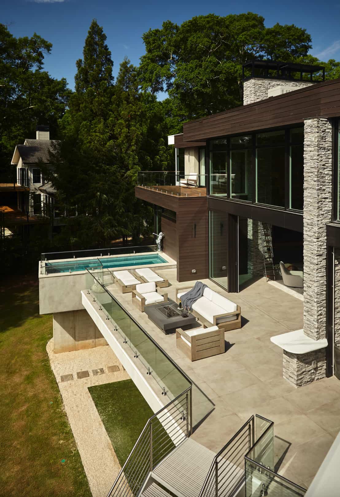 modern-waterfront-home-exterior