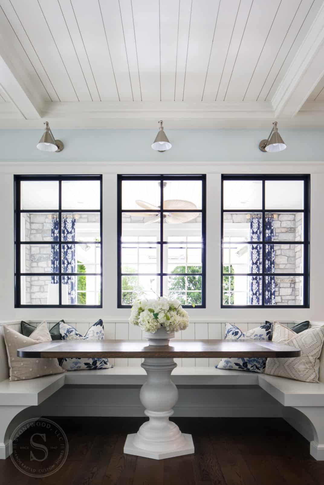 traditional-style-dining-nook