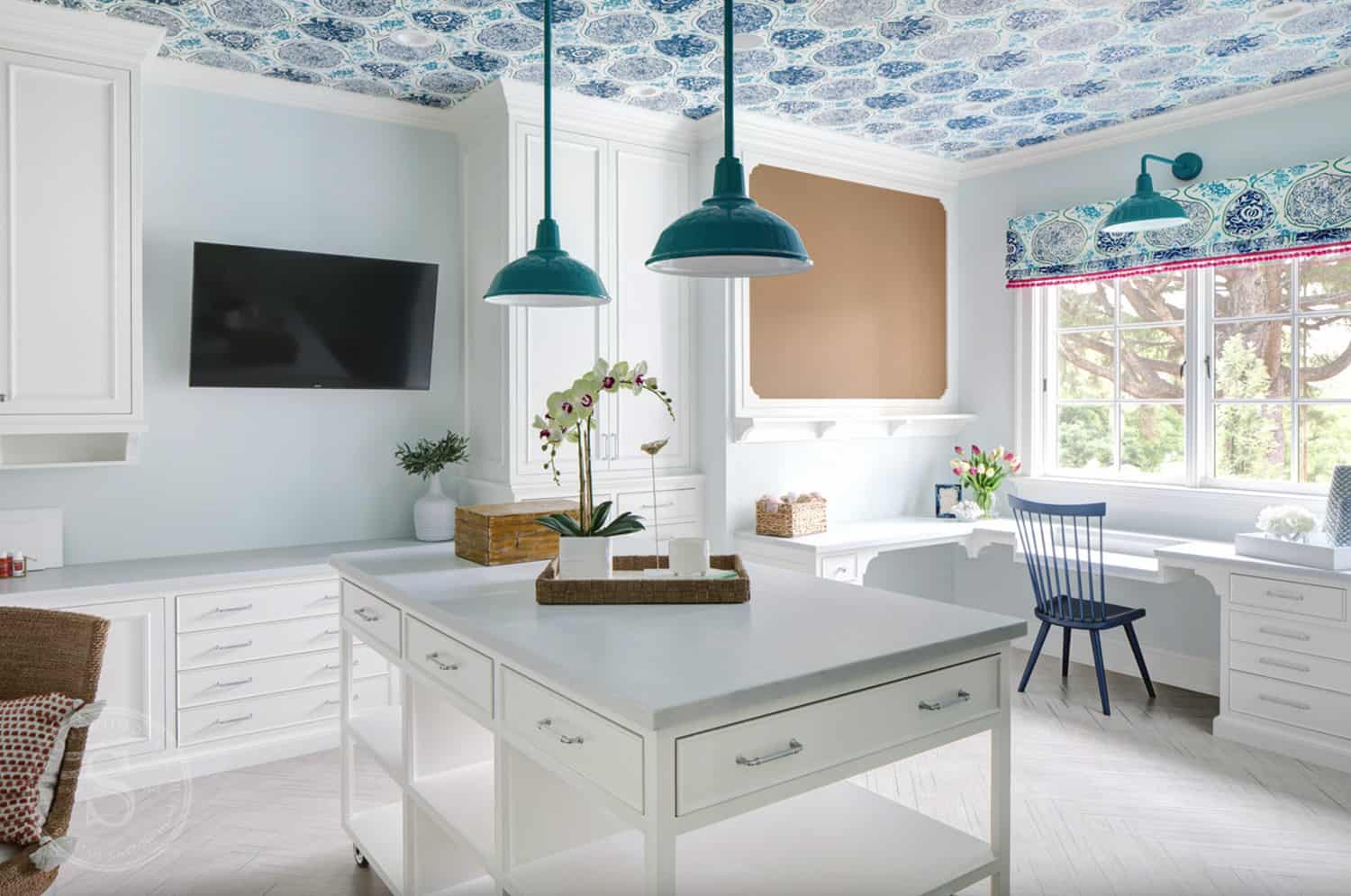 traditional-style-craft-room-and-home-office