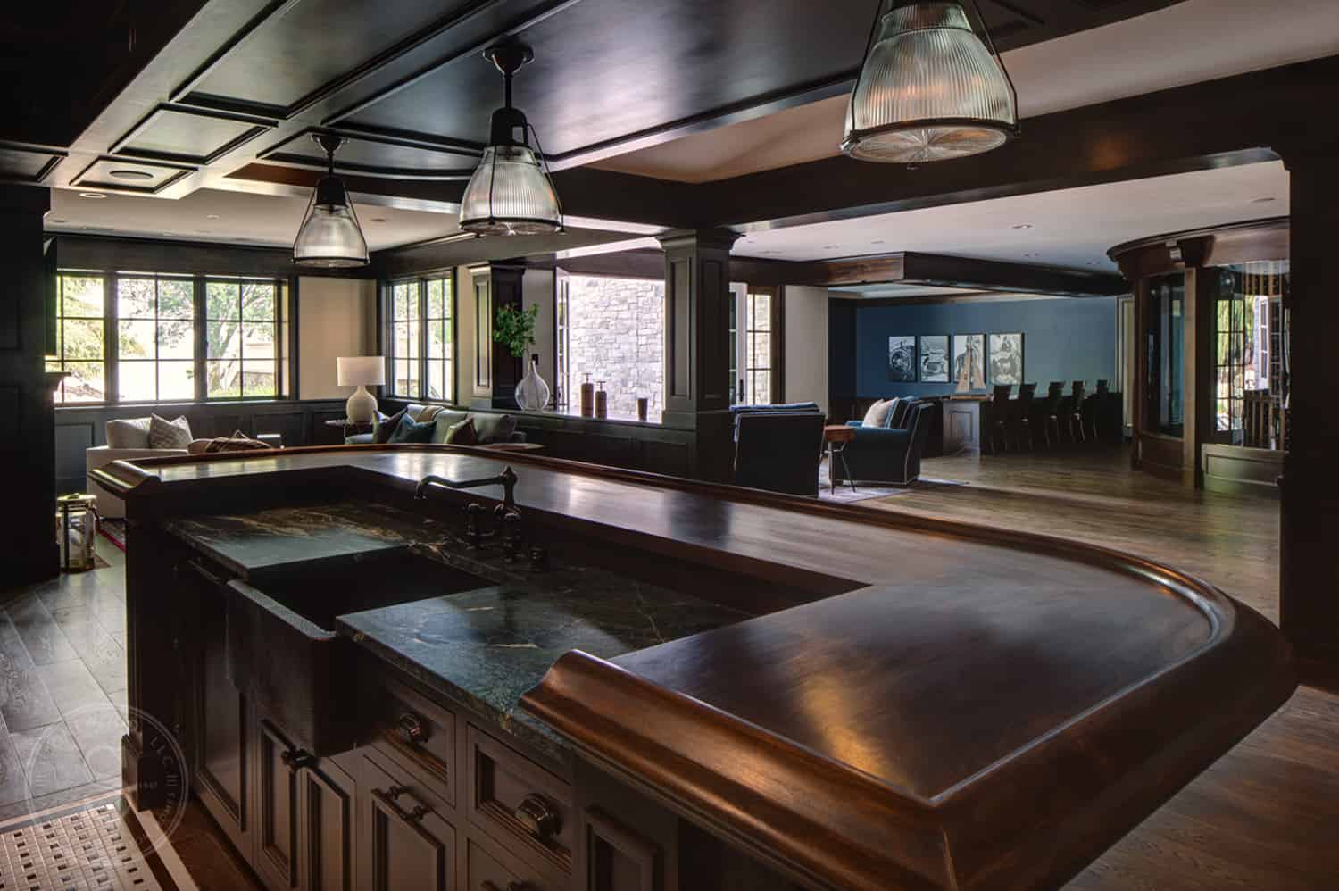 traditional-style-home-bar