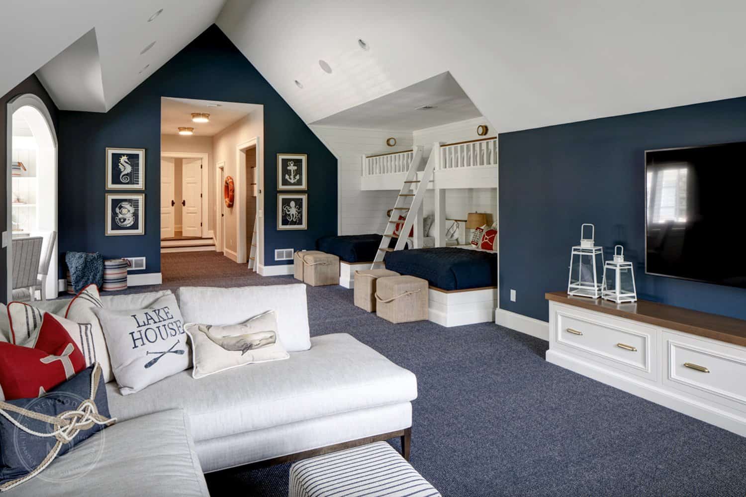 traditional-style-kids-bunk-bedroom