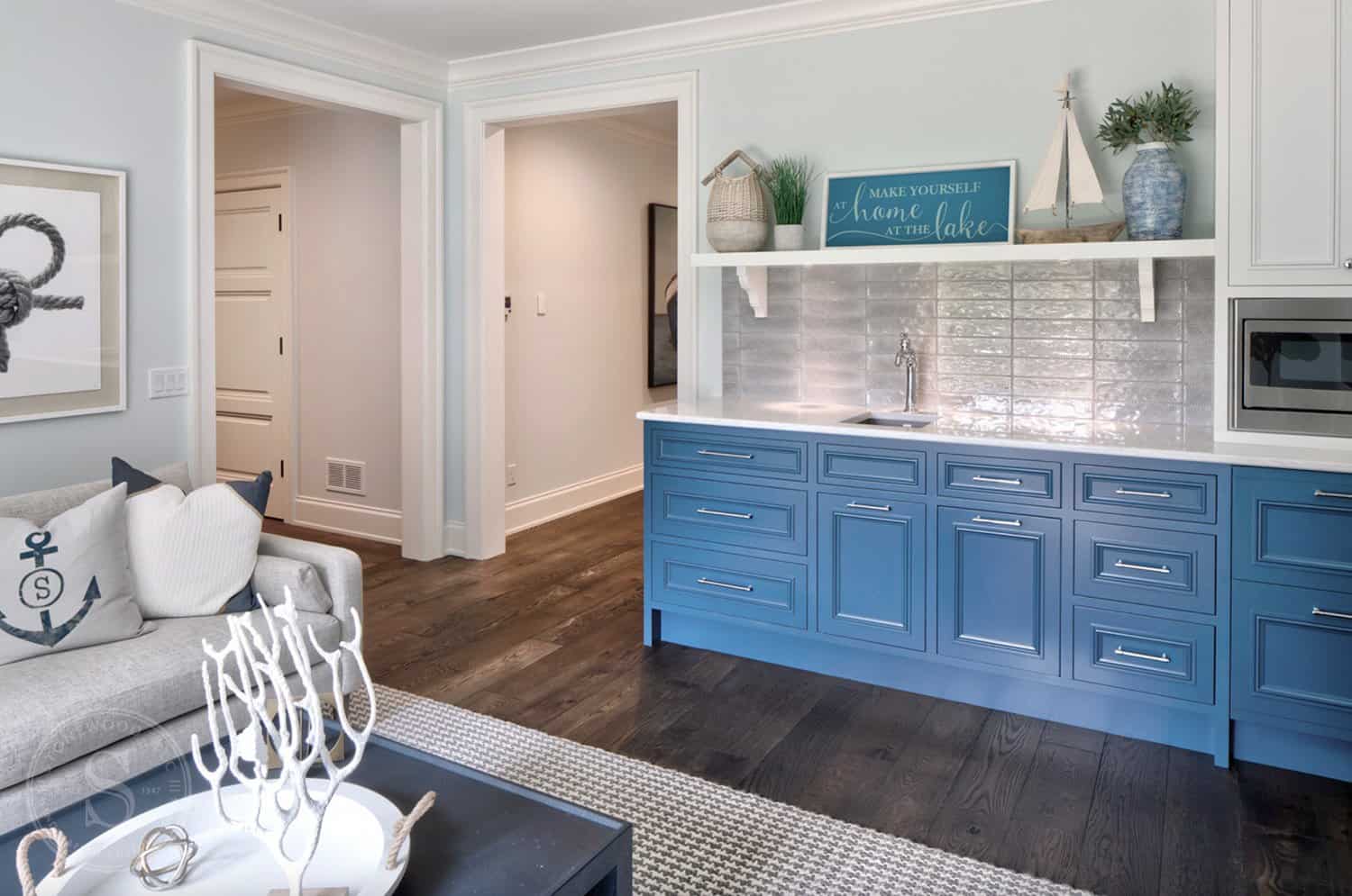 traditional-style-home-bar