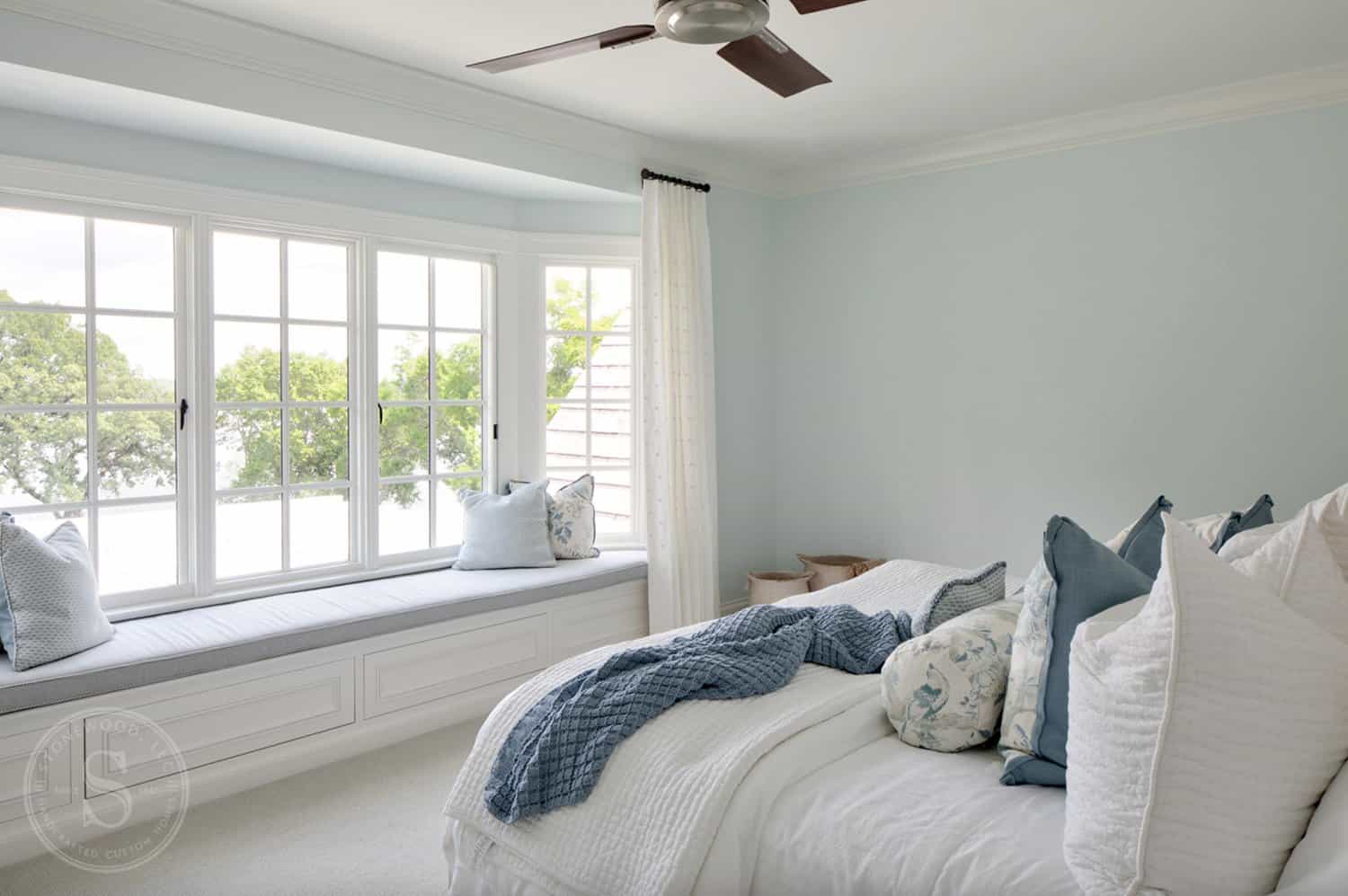 traditional-style-bedroom
