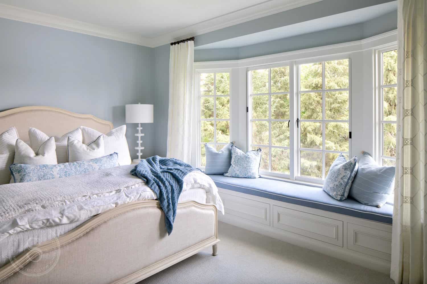 traditional-style-bedroom