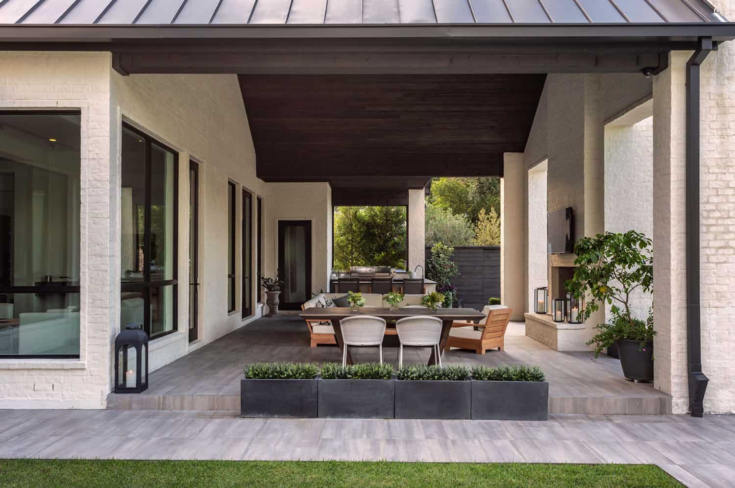 transitional-style-covered-patio