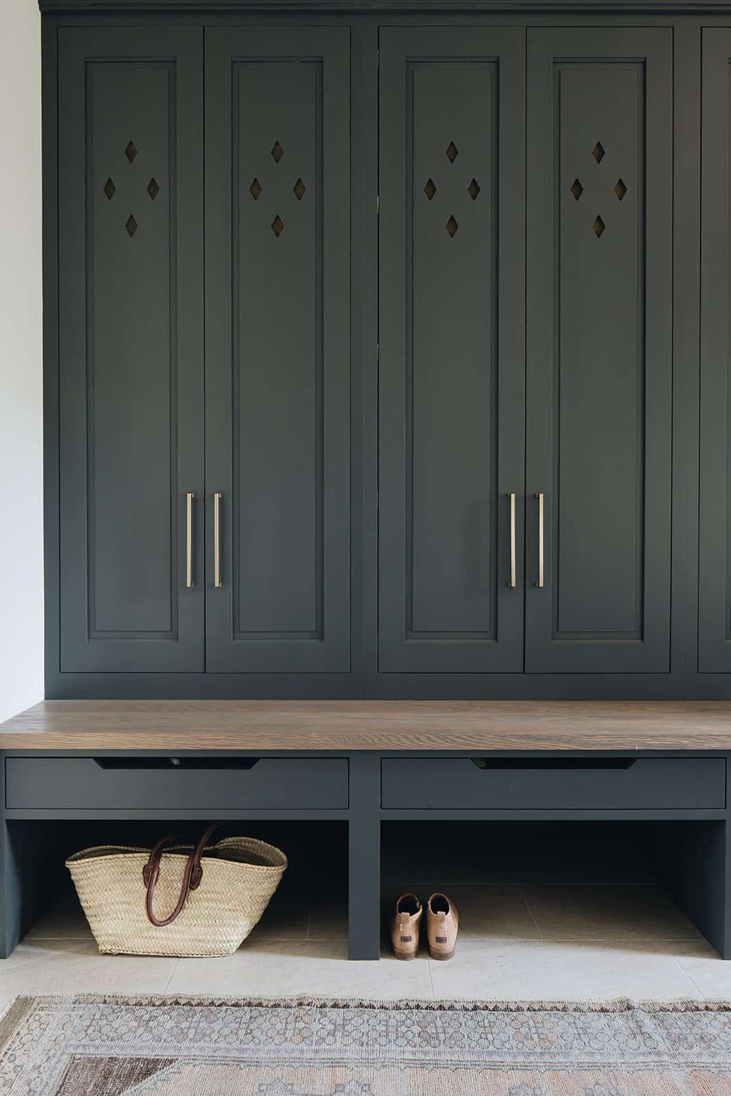 contemporary-belgian-farmhouse-mudroom