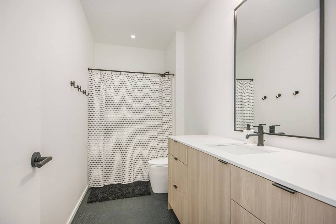 modern-farmhouse-guest-bathroom