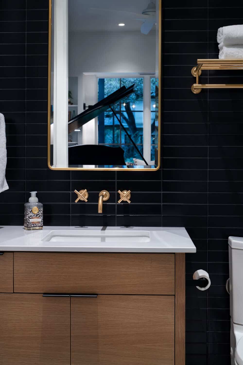 contemporary-guest-bathroom