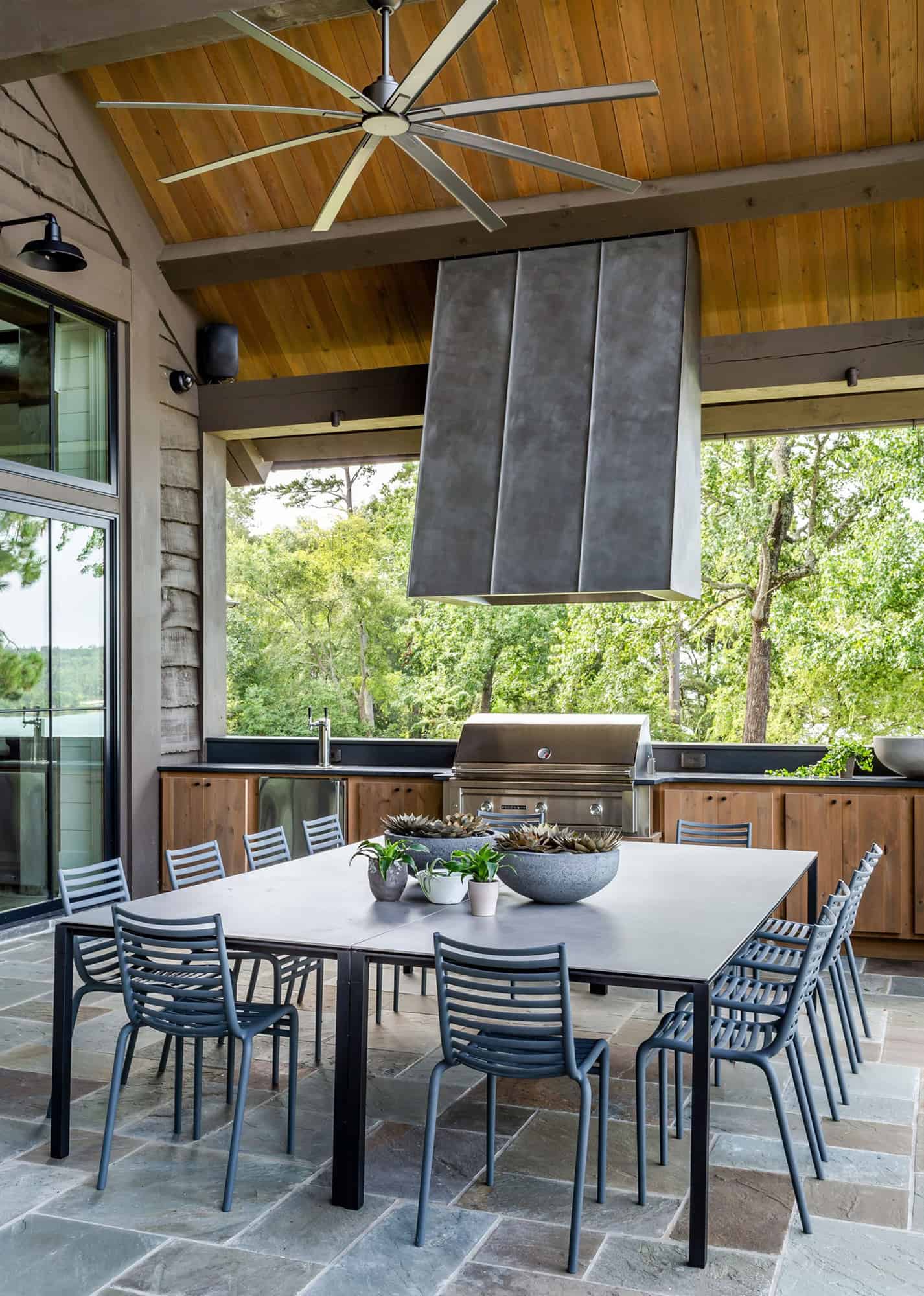 contemporary-screened-porch-alfresco-dining