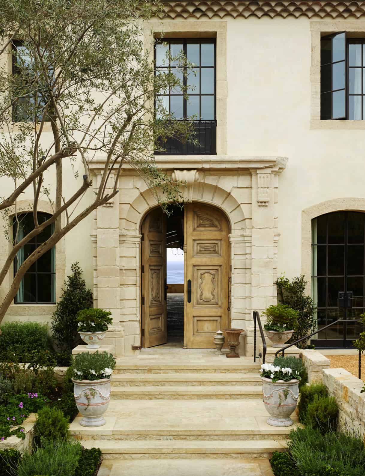 mediterranean-beach-house-entry