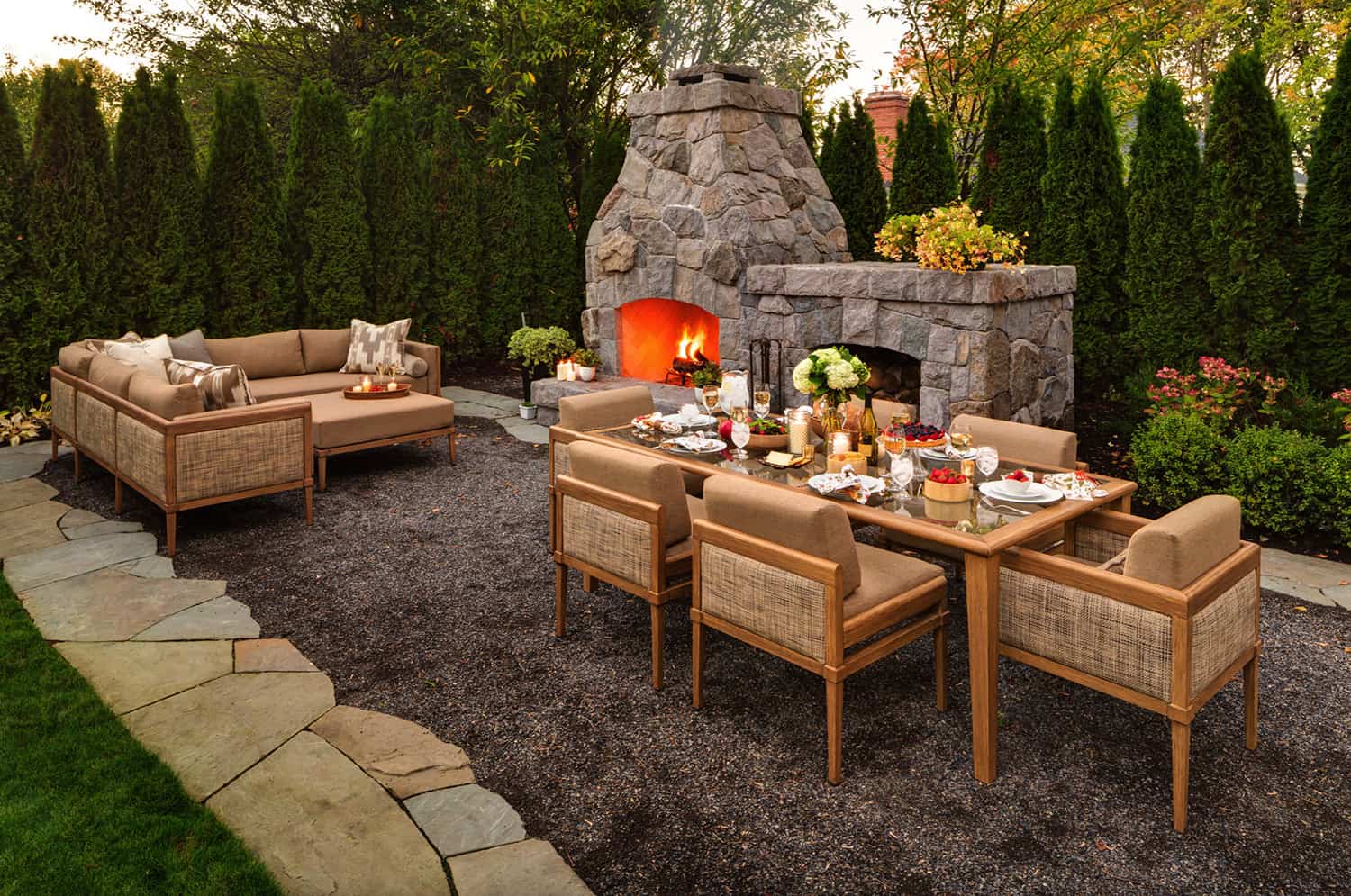 outdoor-fireplace-with-alfresco-dining