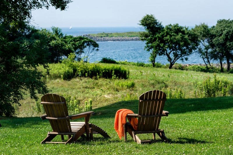 cape-cod-style-cottage-landscape