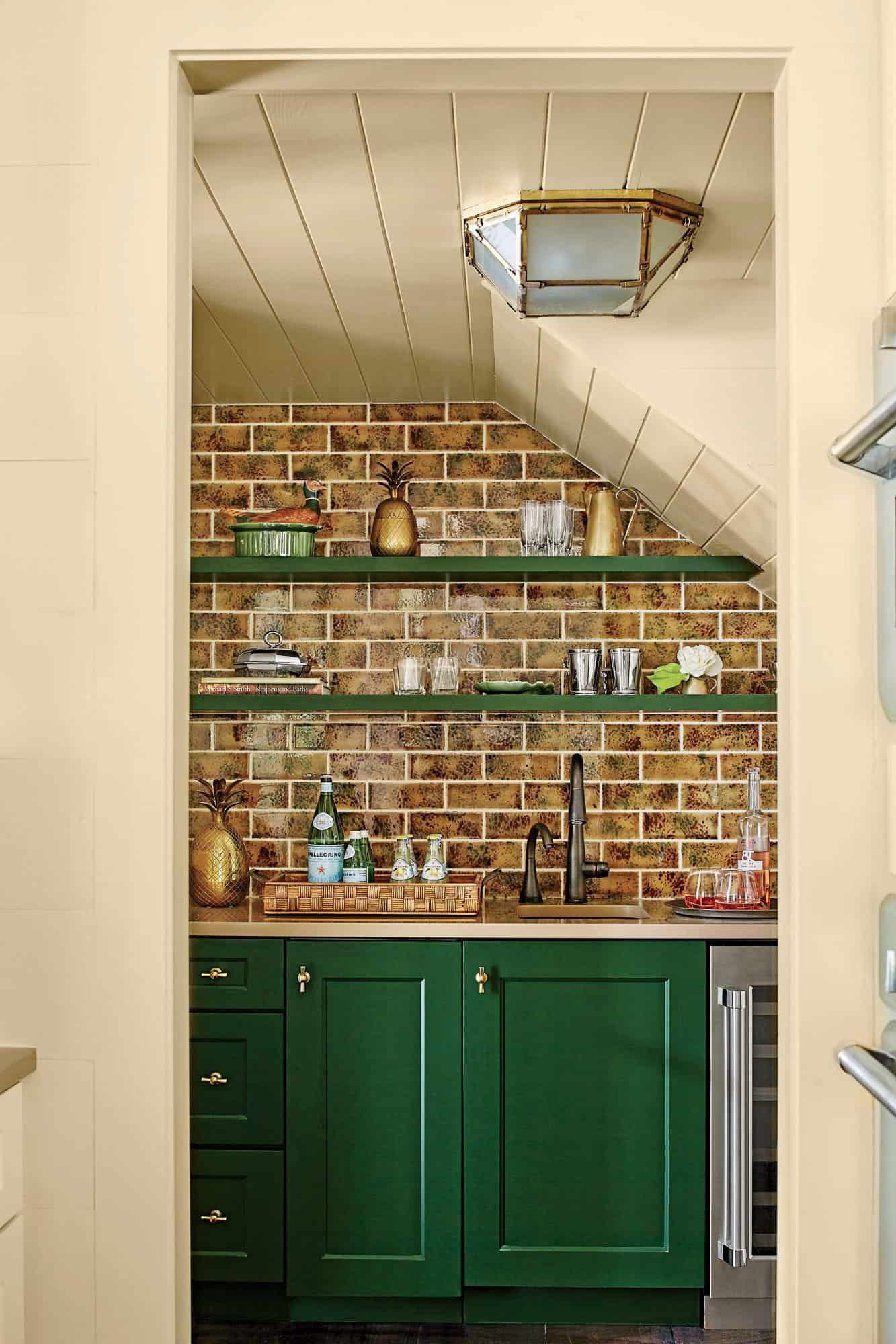 beach-style-butlers-pantry