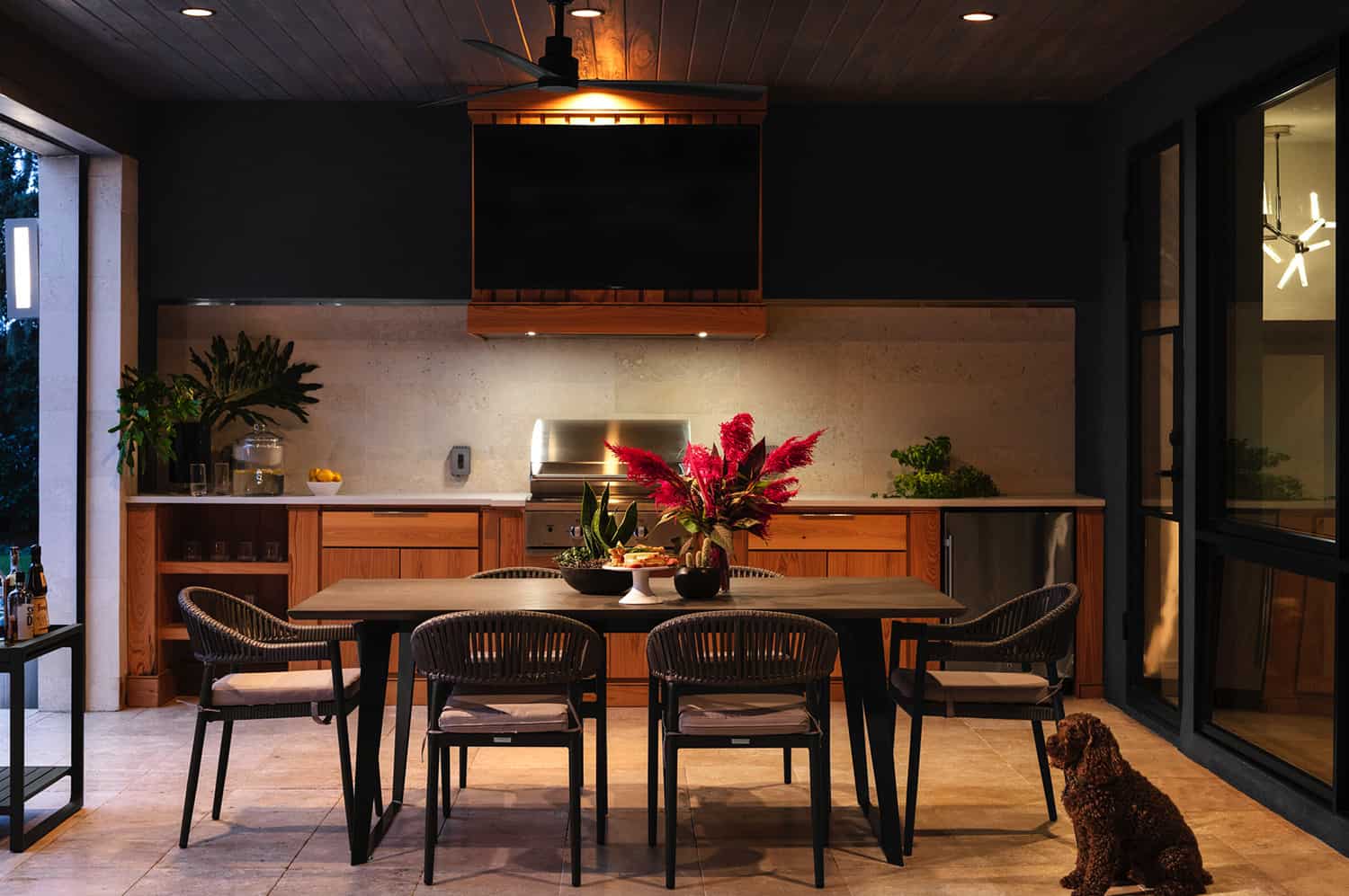 mid-century-modern-covered-patio-with-outdoor-kitchen-and-alfresco-dining