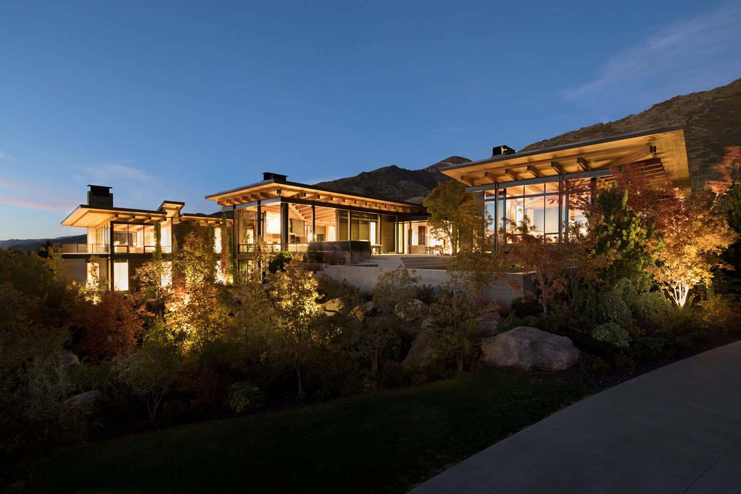 modern-mountain-home-exterior-dusk