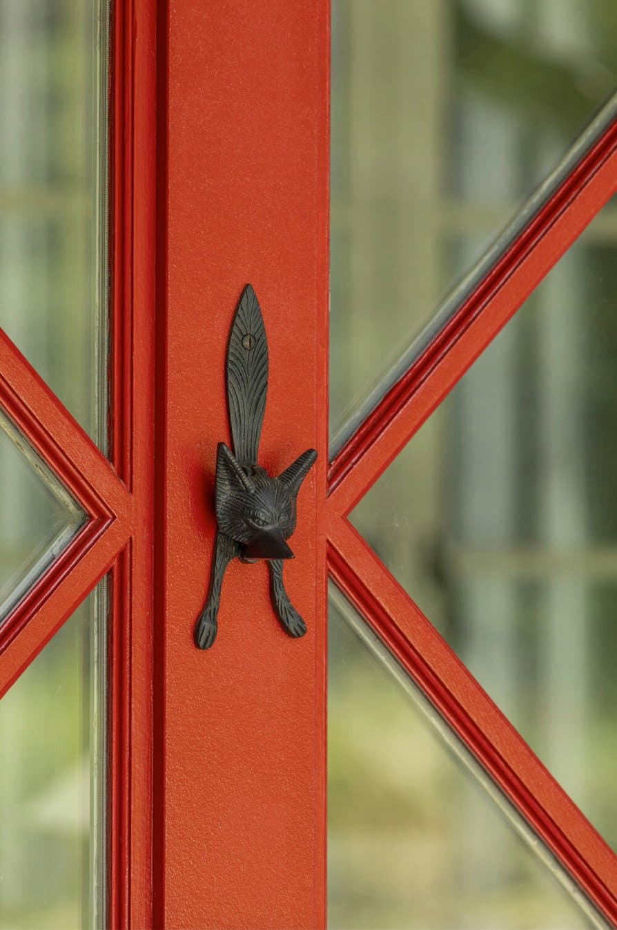 scandinavian-lake-cottage-red-door-entry