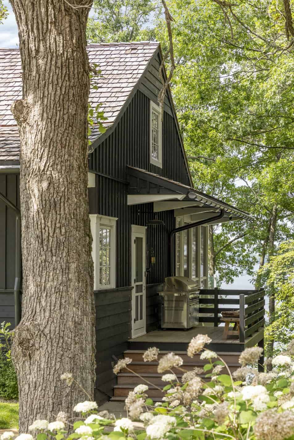 scandinavian-lake-cottage-exterior