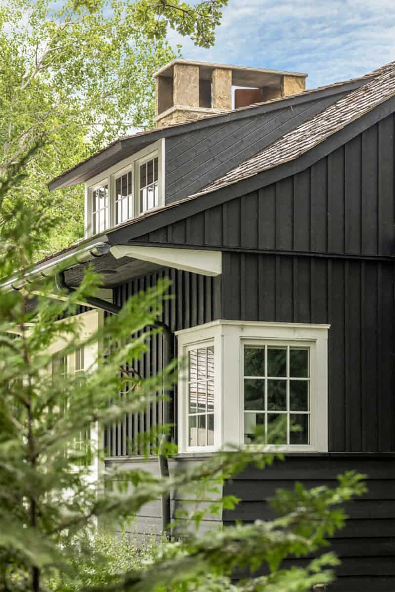 scandinavian-lake-cottage-exterior