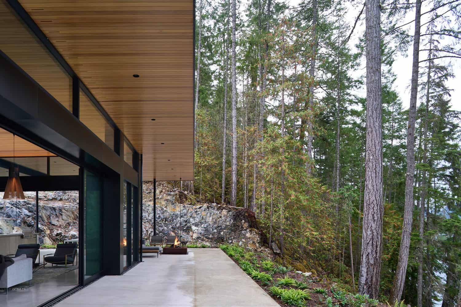 modern-lake-house-retreat-exterior-british-columbia